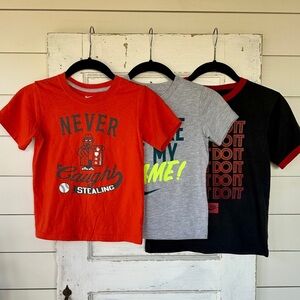 NIKE, BOYS, SHORT SLEEVE SHIRTS. SET/3 T-SHIRTS. IN VERY GOOD CONDITION. SIZE 6
